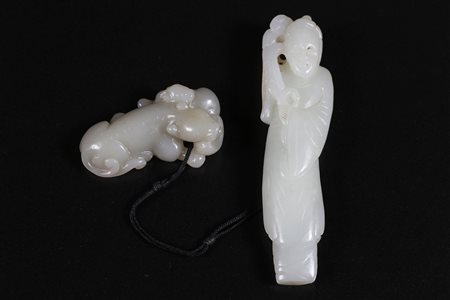 Arte Cinese Due intagli in giada Cina, XIX secolo. -. Cm 10,00. Uno con donna...