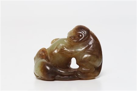 Arte Cinese Scimmia in giada con sfumature marroni Cina, dinastia Qing, XIX...