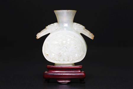Arte Cinese Vasetto in giada chiara con stand in legno Cina, dinastia Qing,...