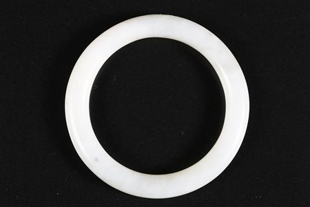 Arte Cinese Bracciale in giada chiara a sezione circolare Cina, XIX - XX...