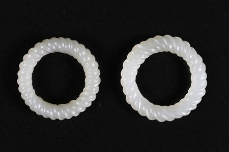 Arte Cinese Coppia di anelli in giada chiara lavorata a torchon Cina, XIX...