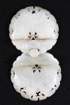 Arte Cinese Fibbia in giada composta da due placchette lobate unite ed incise...