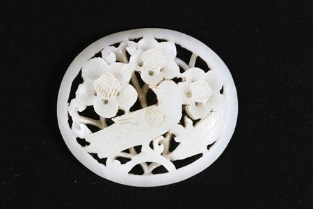 Arte Cinese Pendente in giada raffigurante un uccellino tra fiori Cina, XX...