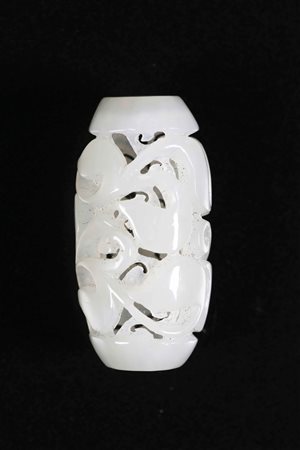 Arte Cinese Pendente in giada chiara lavorata a traforo a motivo floreale...