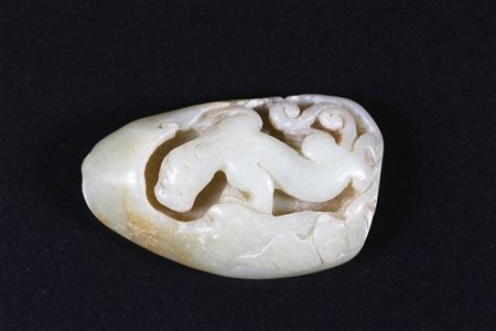 Arte Cinese Giada verde pallido intagliata con chilong Cina, dinastia Qing,...