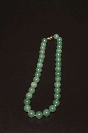 Arte Cinese Collana in giadeite Cina, XX secolo. -. . Costituita da perle di...