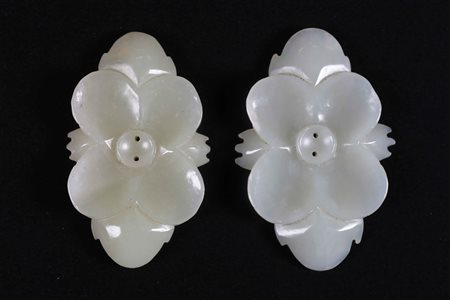 Arte Cinese Coppia di bottoni in giada a forma di fiore Cina, XIX secolo. -....
