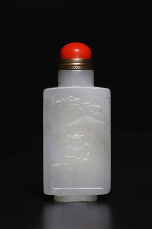 Arte Cinese Snuff bottle in giada raffigurante un bambino con un ombrello...