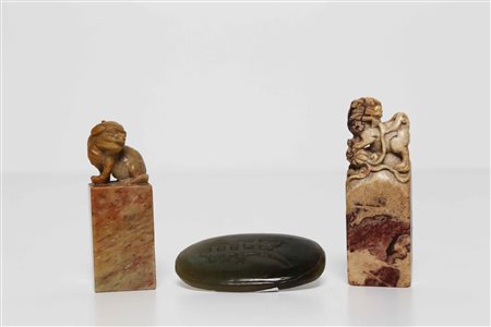 Arte Cinese Due sigilli ed una placchetta con iscrizione Cina, dinastia Qing,...