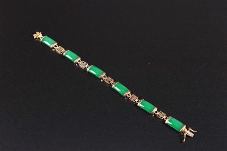 Arte Cinese Bracciale in oro giallo e giadeite Cina, XX secolo. -. Cm 21,00....