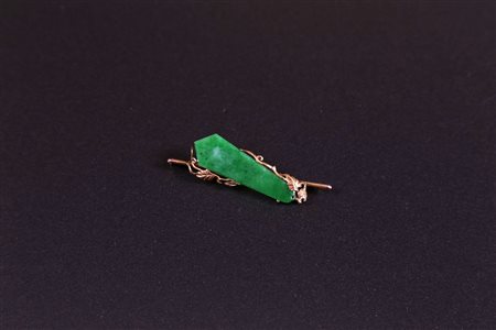 Arte Cinese Spilla in oro e giadeite Cina/Europa, XX secolo. -. Cm 6,50....