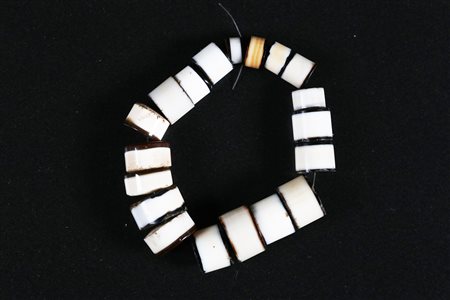 Arte Cinese Mazzetto di segmenti Dzi Cina. -. Cm 7,30. Composto da 19...