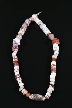 Arte Cinese Collana in corniole di scavo Cina . -. Cm 25,00. Collana composta...