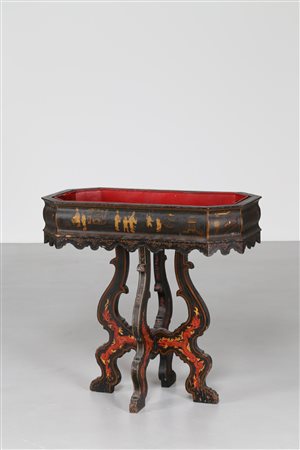 Arte Cinese Console chinoiserie con disegni floreali e figurativi Europa, XIX...