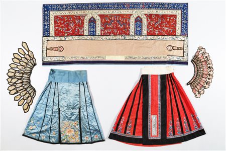 Arte Cinese Lotto di cinque tessuti cinesi in seta Cina, dinastia Qing, XIX...