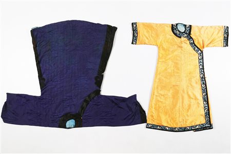 Arte Cinese Coppia di ampi abiti invernali in seta Cina, dinastia Qing, XIX...