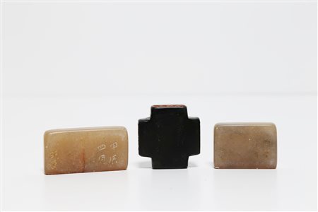 Arte Cinese Tre sigilli in pietra Cina, XIX - XX secolo. -. Cm 6,50. Gli...