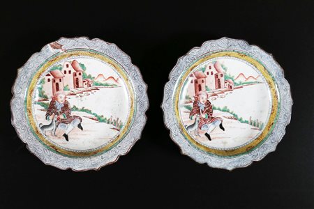 Arte Cinese Coppia di piattini in smalto di canton dipinti con giovane...