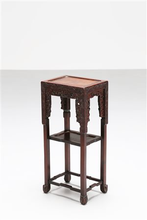 Arte Cinese Tavolino in legno intagliato Cina, XIX secolo. . Cm 24,00 x 69,00...