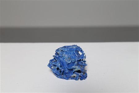 Arte Cinese Intaglio in lapislazulo Cina, XX secolo. . Cm 7,00 x 6,00....