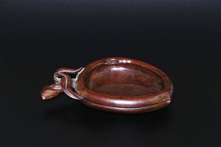 Arte Cinese Lavapennelli in legno pregiato a forma di pesca Cina, XIX secolo....