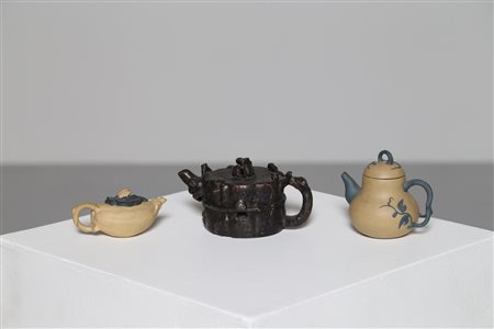 Arte Cinese Tre teiere yixing Cina, XIX secolo. . Cm 10,00. Tre piccole...