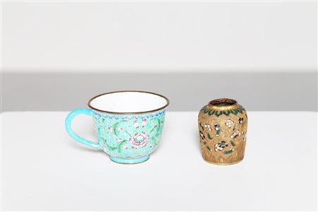 Arte Cinese Tazza in porcellana e meiping cloisonné Cina, XVIII secolo. -. Cm...