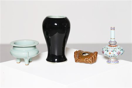 Arte Cinese Quattro porcellane cinesi Cina, XIX - XX secolo. -. Cm 21,00....