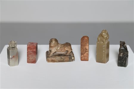 Arte Cinese Sei sigilli in pietra Cina, XIX - XX secolo. -. Cm 9,00. Sei...