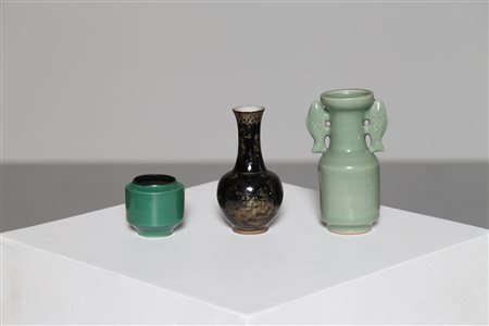 Arte Cinese Tre piccoli vasi in porcellana Cina, XVIII - fine XIX secolo. ....