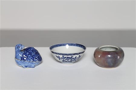 Arte Cinese Tre oggetti in porcellana Cina, XVIII - XIX secolo. -. Cm 6,00....