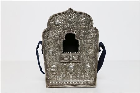 Arte Himalayana Gau in argento sbalzato Tibet, fine XIX secolo. -. Cm 13,00 x...
