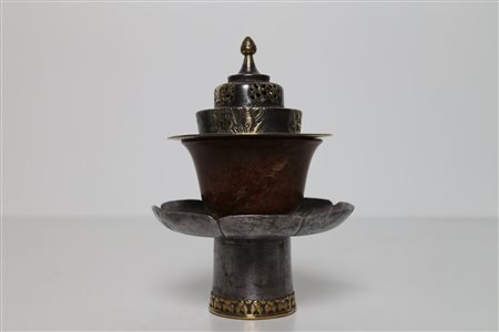 Arte Himalayana Tazza in pietra dura con coperchio e base in argento...