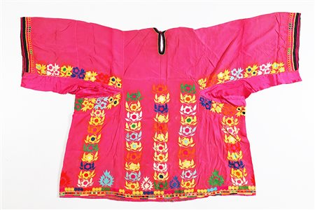 Arte Islamica Vestito femminile in seta rosa Balochistan, inizio XX secolo....