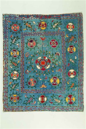 Arte Islamica Suzani in seta su fondo blu Asia Centrale, fine XIX secolo. -....