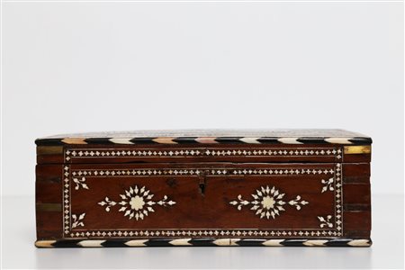 Arte Indiana Scatola in legno intarsiato con osso e avorio India, XIX secolo....