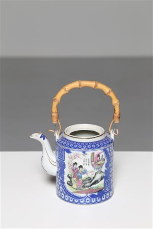 MANIFATTURA CINESE DEL XX SECOLO Teiera. porcellana. Cm 12,00.