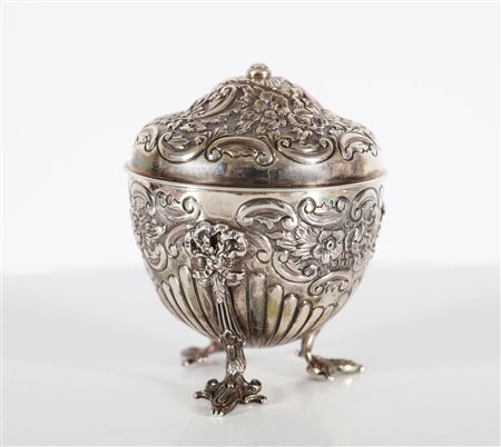 ARGENTIERE INGLESE DEL XIX SECOLO Portagomitoli in argento. . Cm 9,00 x...