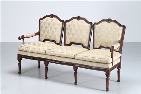 MANIFATTURA ITALIANA DEGLI INIZI DEL XIX SECOLO Divano Luigi XVI a tre posti....