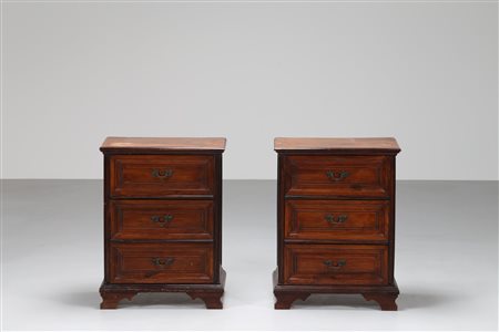 MANIFATTURA LOMBARDA DEL XVII SECOLO Coppi di comodini a tre cassetti. Legno...