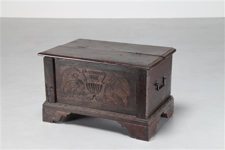 MANIFATTURA ITALIANA DEL XVII SECOLO Cassapanca scolpita. Legno. Cm 70,00 x...