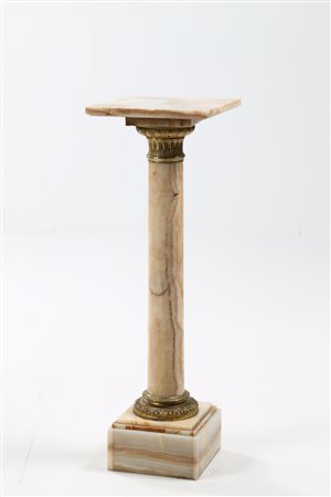 MANIFATTURA FRANCESE DEL XIX SECOLO Colonna con base e capitelli in bronzo...