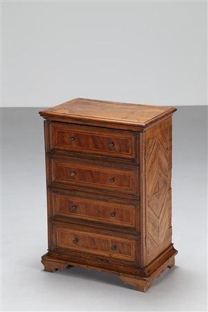 MANIFATTURA ITALIANA DEL XVIII SECOLO Comodino lastronato ad un'anta. Radica...