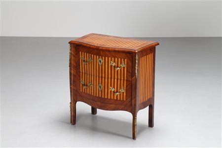 MANIFATTURA AUSTRIACA DEL XVIII SECOLO Comodino a due cassetti a righe. Legno...