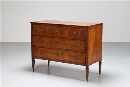 MANIFATTURA LOMBARDA DEL XVIII SECOLO Cassettone a tre cassetti latronato in...