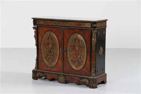 MANIFATTURA DEL XIX SECOLO Credenza in legno ebanizzato decorata con bronzi...