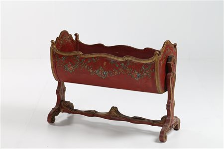 MANIFATTURA ITALIANA DEL XVIII SECOLO Elegante culla laccata a fondo rosso,...