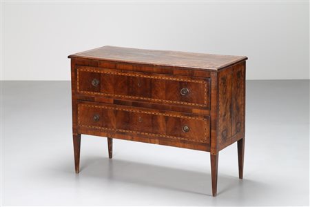 MANIFATTURA LOMBARDA DEL XVIII SECOLO Cassettone a due cassetti lastronati e...