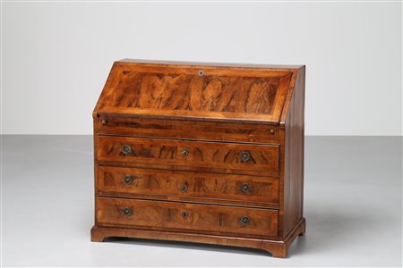 MANIFATTURA VENETA DEL XVIII SECOLO Cassettone a ribalta lastronato in radica...