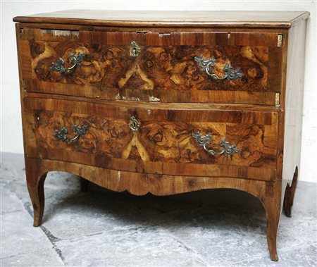 MANIFATTURA LOMBARDA DEL XVIII SECOLO Cassettone a due cassetti mosso sul...